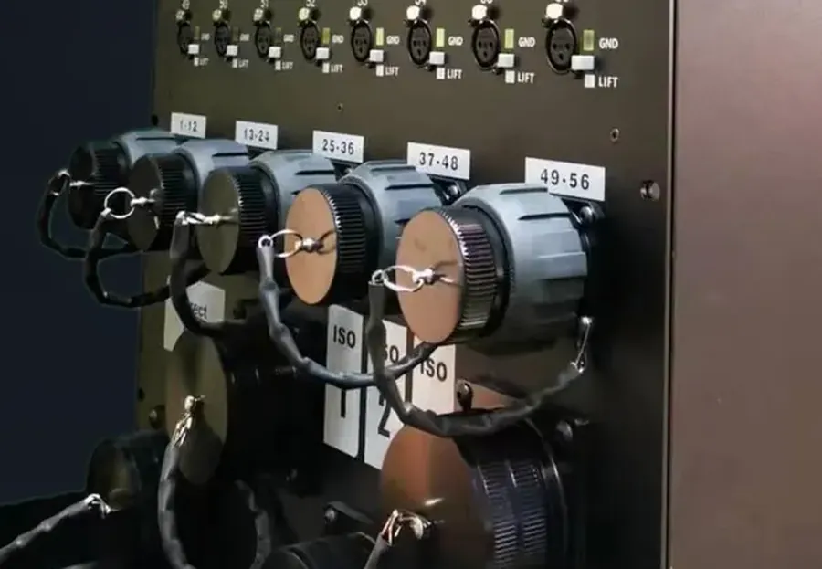 Multicore signal cable with connectors